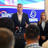 Dveri i Zavetnici: Otkazuju nam sale, agresivni aktivisti SNS-a opkoljavaju naše štandove 9