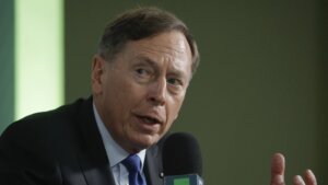 Ruski predsednik Vladimir Putin će napasti zemlju članicu NATO-a ako uspe u Ukrajini, upozorio je u petak Dejvid Petreus, istaknuti bivši američki general i šef CIA. On smatra da bi Litvanija mogla biti najviše ugrožena, piše MSN,prenosi Jutarnji list.