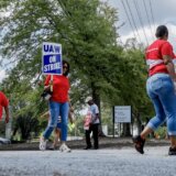 Radnici američke autoindustrije nastavljaju štrajk dok kompanije ne ponude više 2
