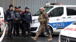 Turski aktivista, omladinski delegat u Kongresu Saveta Evrope, pred kojim je osudio "nazadovanje u demokratiji" u Turskoj, uhapšen je u utorak po dolasku na aerodrom u Ankari, saopštili su danas Savet Evrope i njegov advokat.