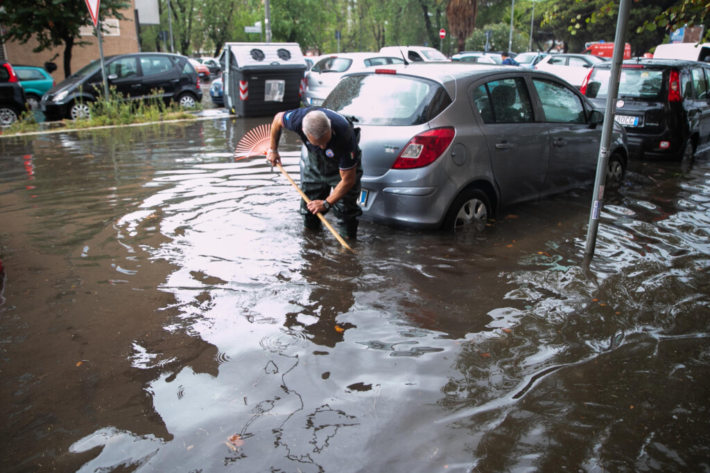 (FOTO) Nevreme širom Evrope: Priobalni gradovi poplavljeni, reke nosile delove puta i mostove 3 (FOTO) Nevreme širom Evrope: Priobalni gradovi poplavljeni, reke nosile delove puta i mostove 3