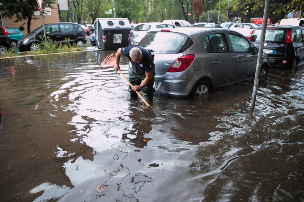 (FOTO) Nevreme širom Evrope: Priobalni gradovi poplavljeni, reke nosile delove puta i mostove 3