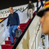 Avion nemačkog kancelara Olafa Šolca evakuisan na izraelskom aerodromu zbog raketnih napada, ljudi ležali na pisti 11