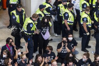 Demonstranti upali u zgradu na Kapitol hilu, traže prekid vatre u Gazi (VIDEO, FOTO) 2