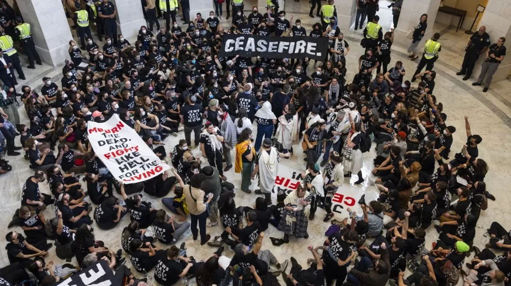 Više od 300 demonstranata protiv rata između Izraela i Hamasa uhapšeno na Kapitol Hilu 1