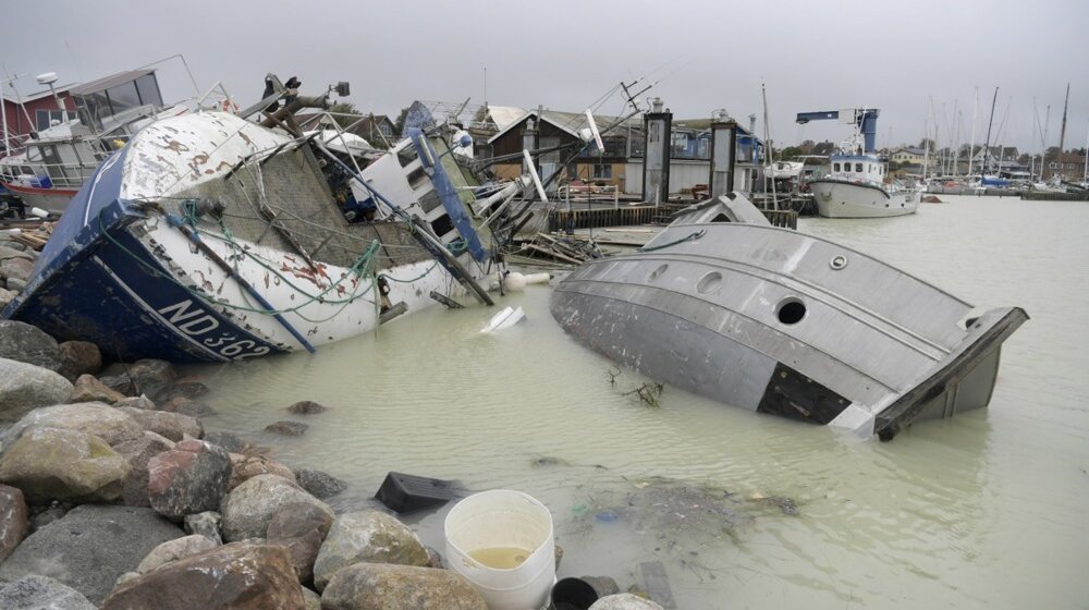 (FOTO) Nevreme širom Evrope: Priobalni gradovi poplavljeni, reke nosile delove puta i mostove 1
