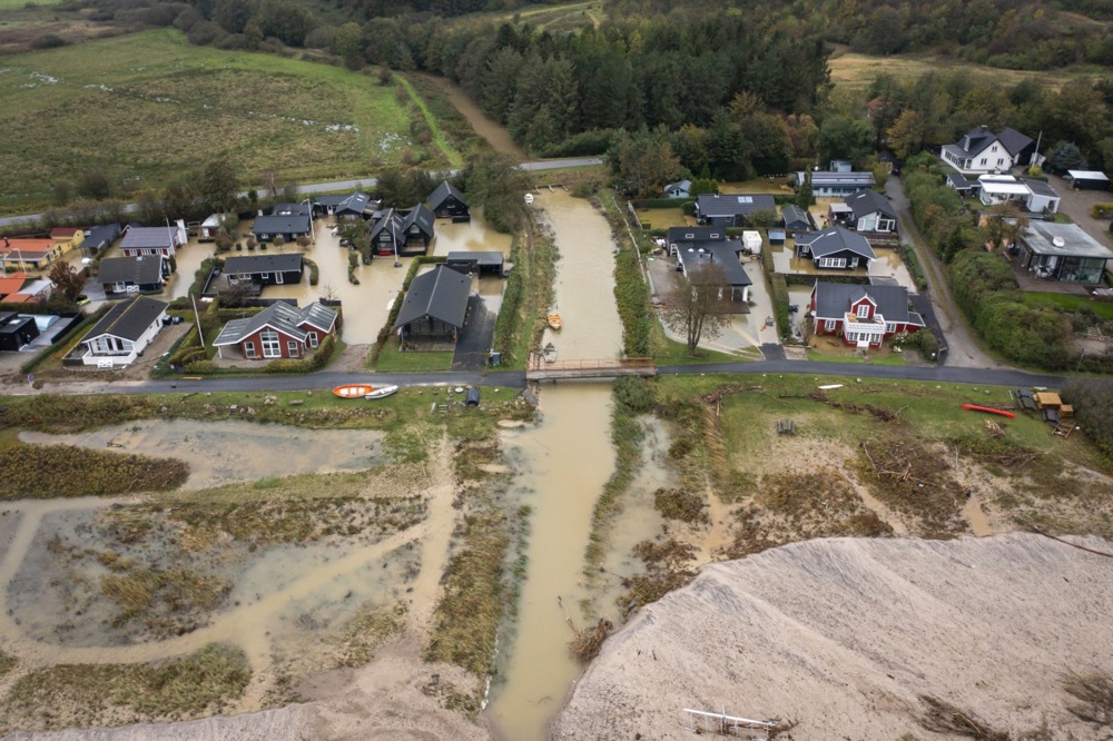 (FOTO) Nevreme širom Evrope: Priobalni gradovi poplavljeni, reke nosile delove puta i mostove 2
