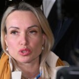 Rusija i Ukrajina: Osam i po godina zatvora za rusku novinarku zbog antiratnog protesta ispred Kremlja 6