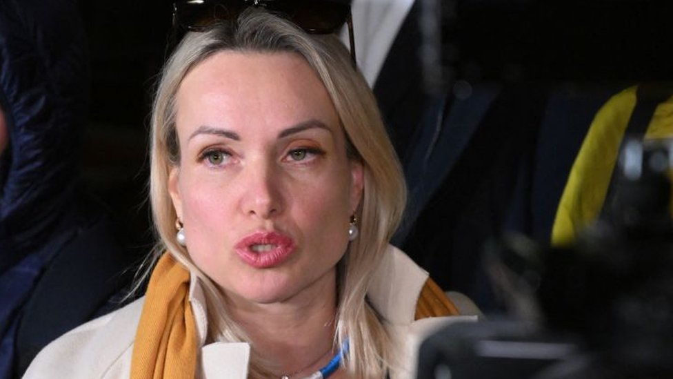 Rusija i Ukrajina: Osam i po godina zatvora za rusku novinarku zbog antiratnog protesta ispred Kremlja 1 Marina Ovsyannikova