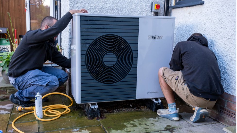 tehničari u Velikoj Britaniji ugrađuju toplotnu pumpu