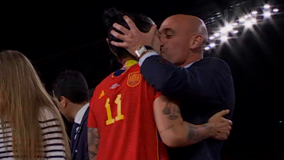 Oštra kazna FIFA: Bivšem predsedniku Fudbalskog saveza Španije trogodišnja zabrana svih aktivnosti u fudbalu 3 Luis Rubijales ljubi Dženi Ermoso