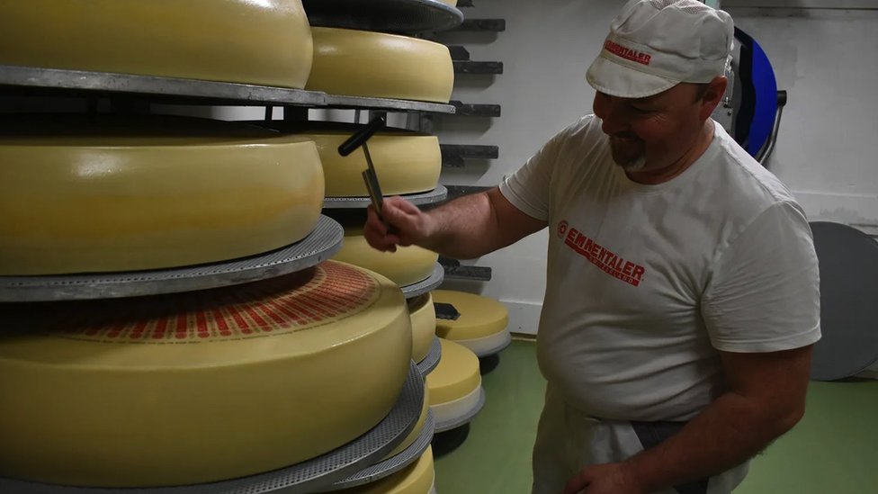 U Kaserei Hupfenbodenu, proizvođač sira Bernard Hupfenboden otvorio je sporedna vrata iz porodične kuhinje u jednu od 110 fabrika sira u regionu