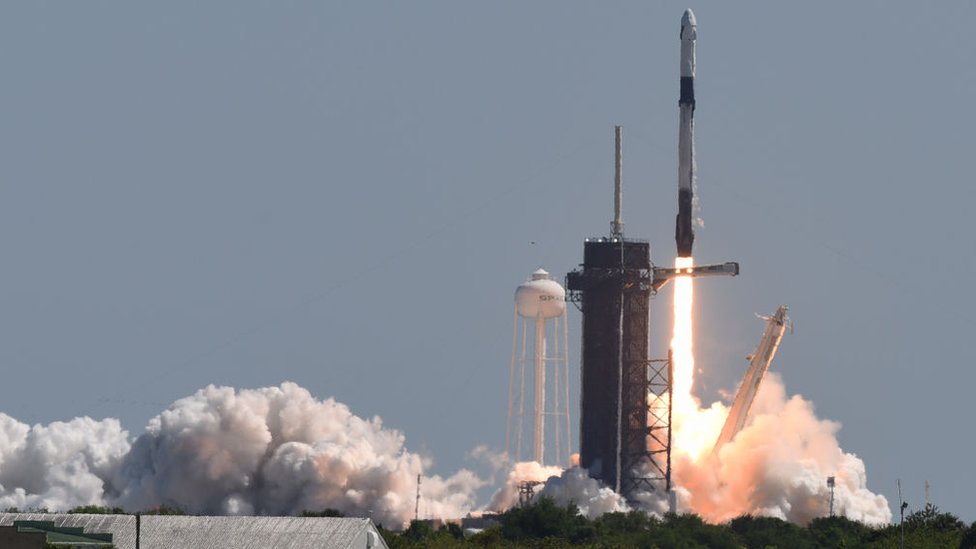 Tehnologija: Rivalitet između SAD i Kine podstiče ulaganja u svemirsku trku 1 A SpaceX Falcon 9 rocket with a Crew Dragon spacecraft and four private astronauts launches