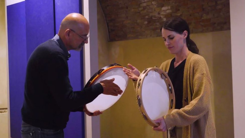 Melisa Hogenbaum uči da svira tamburicu