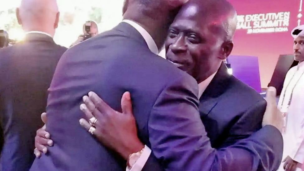 Afrika: Gabonski grabljivici na terenu - BBC razotkrio pedofilski fudbalski skandal 4 Fegafoot boss Pierre-Alain Mounguengui (R) hugging Caf President Patrice Motsepe - Sunday 20 November 2022