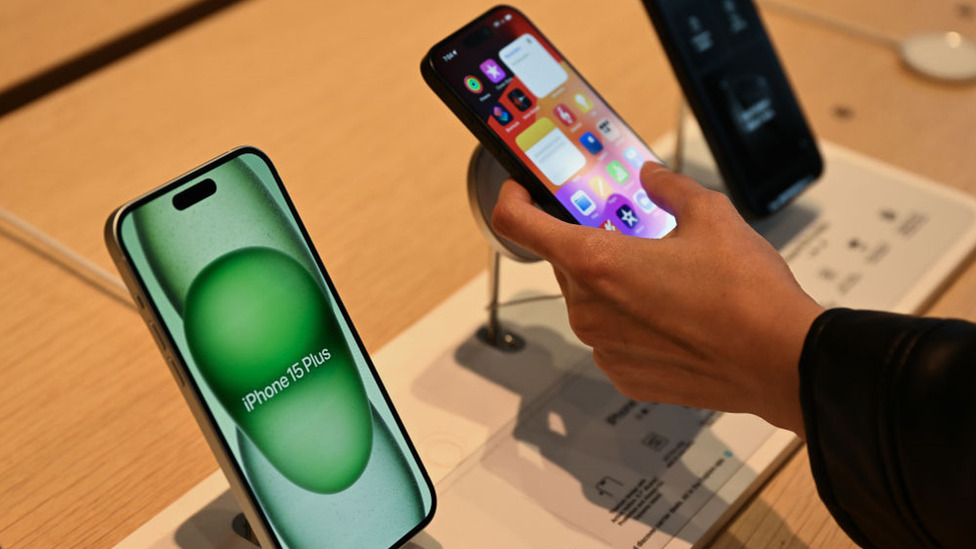 Tehnologija: Zašto se novi ajfon 15 pregreva 1 Person touches iPhone 15