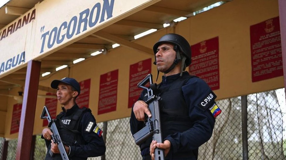 Disko, zoo vrt i arsenal oružja: Luksuzni zatvor jedne od najozloglašenijih latinoameričkih bandi 4 Armed police guarding the prison