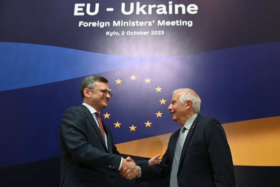 Rusija i Ukrajina: Zapadni saveznici Kijeva kažu da im ponestaje municije 2 Ukrainian Foreign Minister Dmytro Kuleba (left) and EU top diplomat Josep Barrell in Kyiv, Ukraine. Photo: 2 October 2023