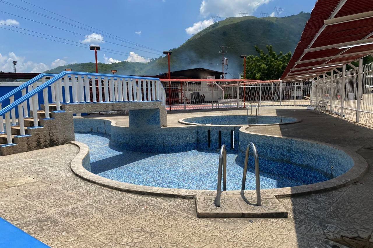 Disko, zoo vrt i arsenal oružja: Luksuzni zatvor jedne od najozloglašenijih latinoameričkih bandi 1 A swimming pool inside the prison