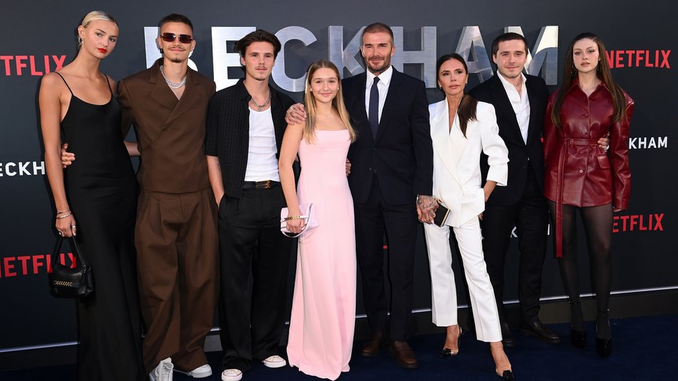 Dokumentarac o Dejvidu i Viktoriji Bekam: Navodna ljubavna afera bila je „najteži period braka" 2 Mia Regan, Romeo Beckham, Cruz Beckham, Harper Beckham, David Beckham, Victoria Beckham, Brooklyn Beckham and Nicola Peltz attending the Netflix Beckham UK Premiere in London on Tuesday