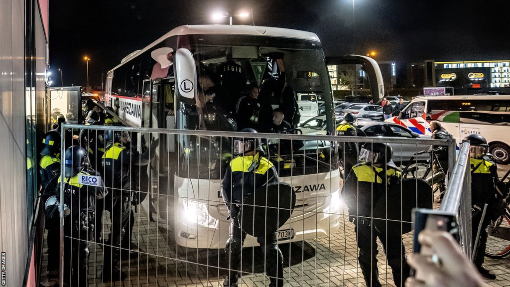 Fudbal i nasilje: Pankov i drugi fudbaler poljske Legije pušteni iz pritvora, istraga u toku 1 Police surrounding the Legia Warsaw team bus