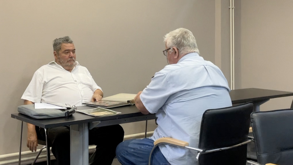 Srbija i kolekcionarstvo: Kuda ide srpska filatelija, „hobi kraljeva i kralj među hobijima" 4 Aleksandar Krstić sa kolegom filatelistom