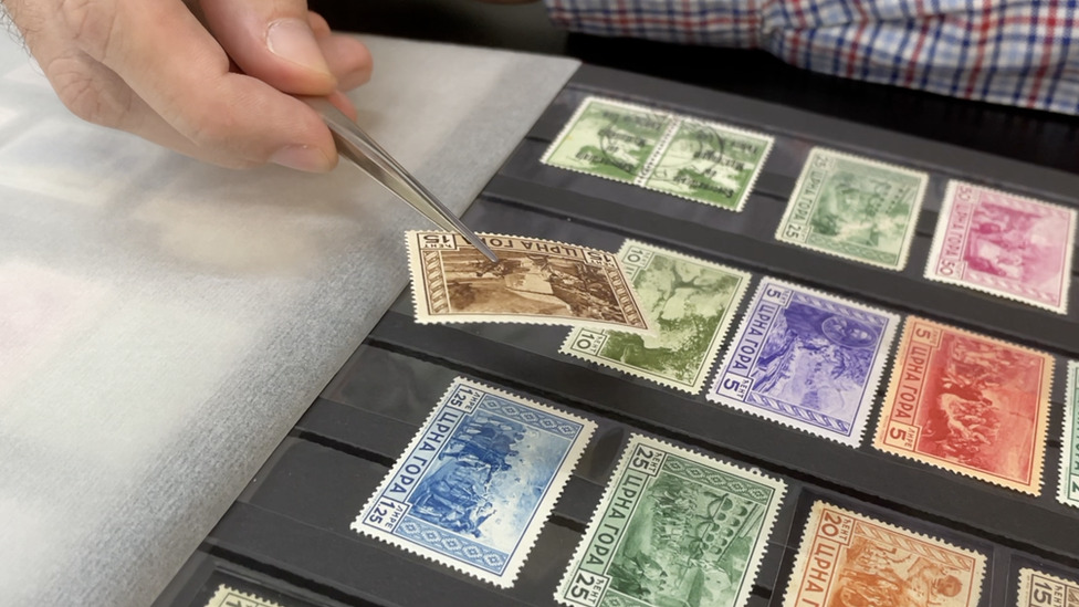 Srbija i kolekcionarstvo: Kuda ide srpska filatelija, „hobi kraljeva i kralj među hobijima" 5 Filatelista sa pincetom