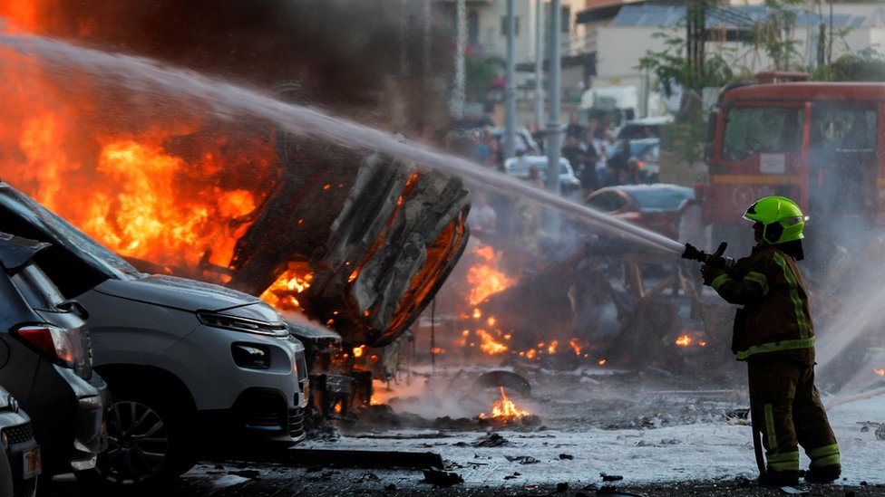 Izrael i Palestinci: Spasioci pronašli više od 250 tela ubijenih na festivalu, Amerika šalje pomoć Izraelu 9 An emergency personnel works to extinguish fire after rockets were launched from the Gaza Strip, in Ashkelon, Israel October 7, 2023.