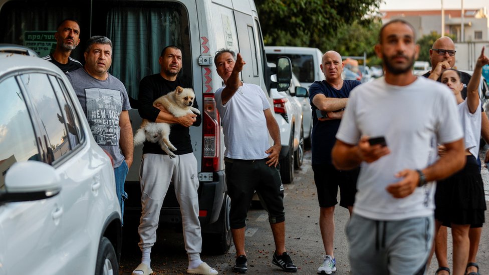 Izrael i Palestinci: Napad Hamasa šokirao Izraelce, ali šta je sledeće 2 People gather at an area hit by rockets launched from the Gaza Strip, in Ashkelon, Israel