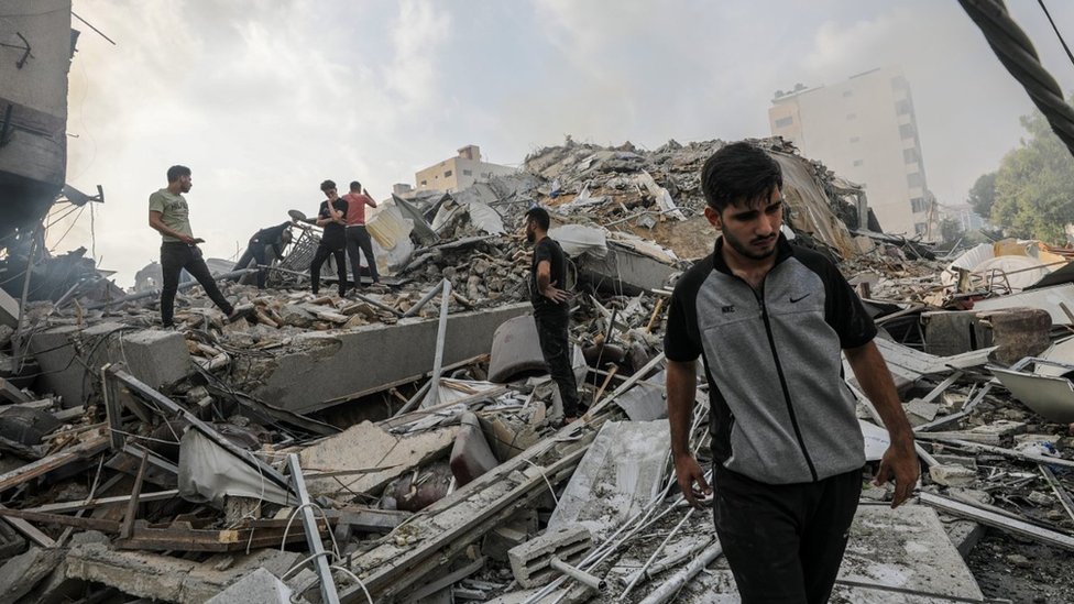 Izrael i Palestinci: Najmanje 1.100 mrtvih u najtežim sukobima poslednjih decenija, najveća mobilizacija u Izraelu do sada 9 Palestinians inspect the rubble of their homes near Watan Tower in Gaza City, 8 October 2023, following Israeli air strikes