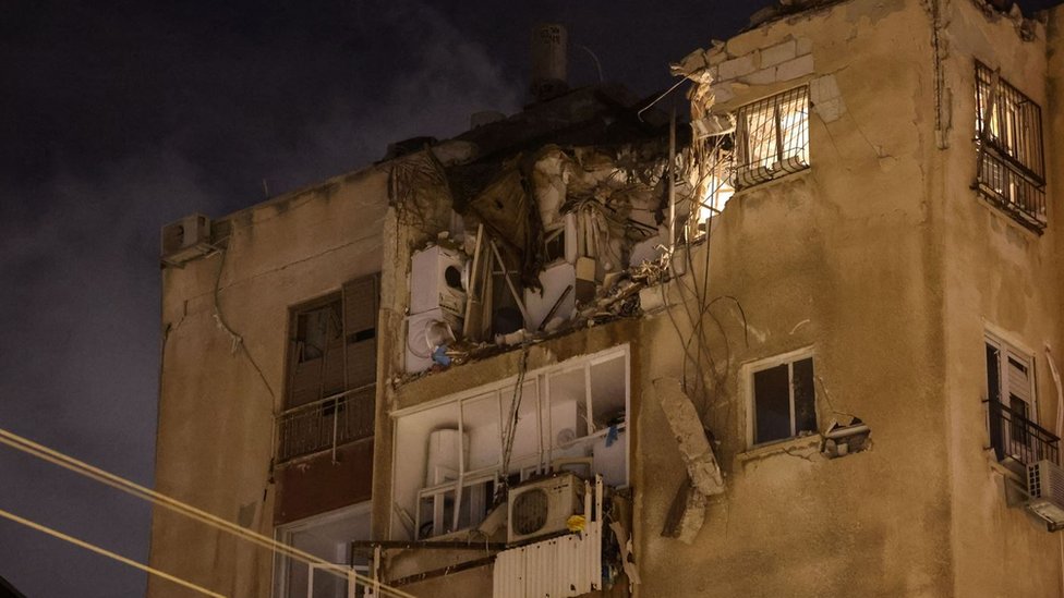 Izrael i Palestinci: Dani pometnje i straha u Gazi i oko nje 4 A building in Tel Aviv is damaged by a rocket fired by Palestinian militants from the Gaza Strip on 7 October