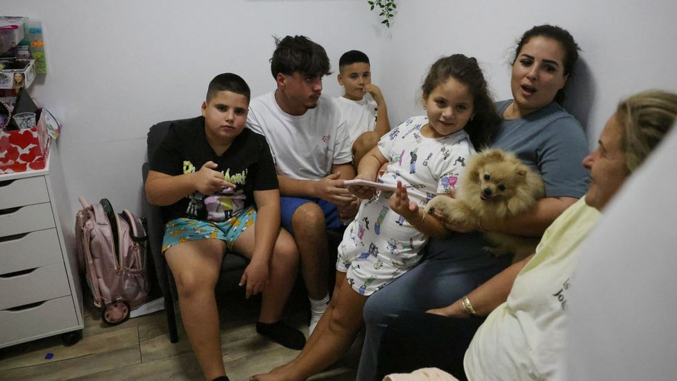 Izrael i Palestinci: Dani pometnje i straha u Gazi i oko nje 3 An Israeli family take shelter in a basement in the southern city of Ashkelon