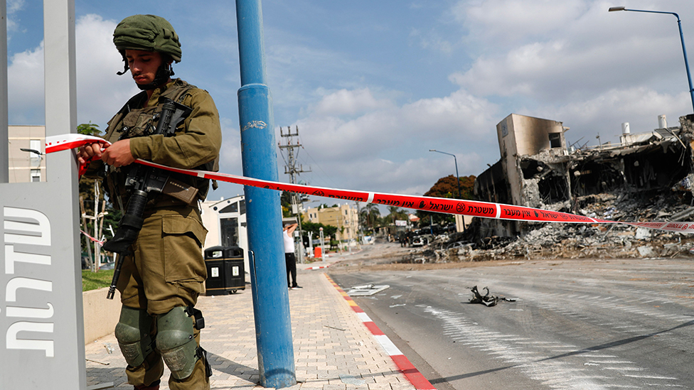 Izrael i Palestinci: Napad Hamasa šokirao Izraelce, ali šta je sledeće 5 An Israeli soldier closes the road leading to the destroyed police station that was controlled by Hamas militants in the southern city of Sderot, close to the Gaza border, Israel, 08 October 2023
