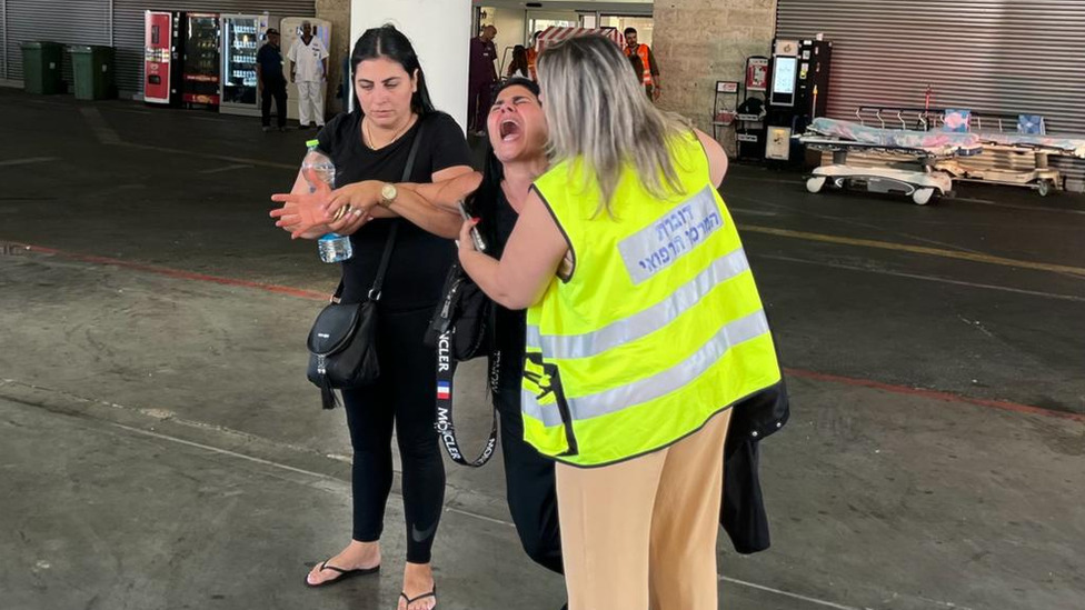 Izrael i Palestinci: „Horor scene" na izraelskom muzičkom festivalu, najmanje 260 žrtava, ljudi bežali od kiše metaka 3 Rachel Ezra is distraught as she pleads for help to find her missing son Oz and his girlfriend Naomi