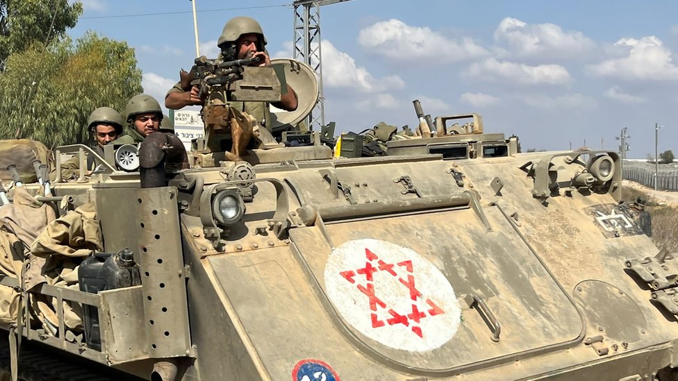 Izrael i Palestinci: BBC u Kfar Azi, izraelskom kibucu gde su Hamasovi ekstremisti ubijali porodice u njihovim domovima 5 Israeli tanks near Kfar Aza kibbutz