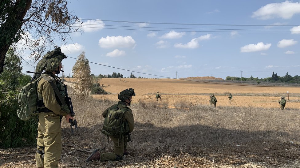 Izrael i Palestinci: BBC u Kfar Azi, izraelskom kibucu gde su Hamasovi ekstremisti ubijali porodice u njihovim domovima 4 Israeli troops stand guard outside Kfar Aza kibbutz