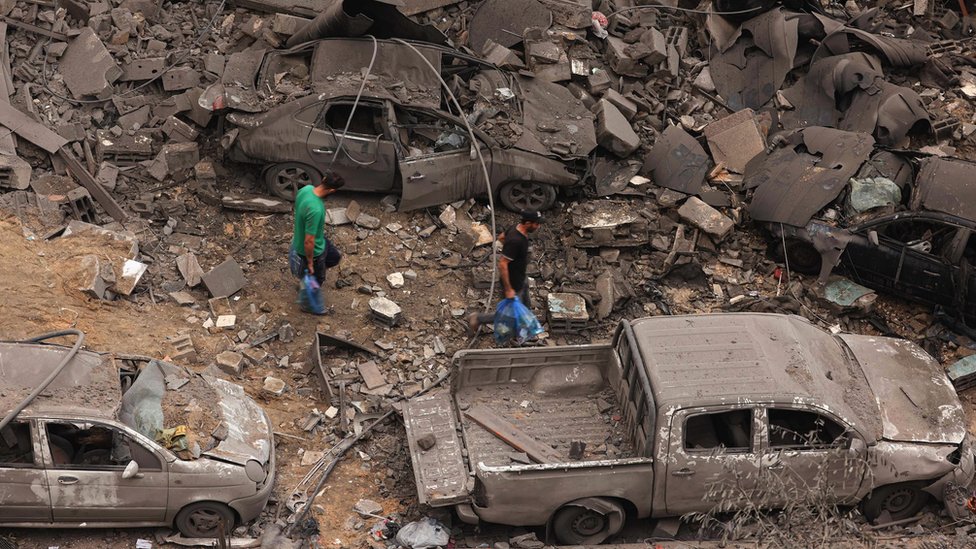 Muškarac među ruševinama bombardovanog dela Pojasa Gaze