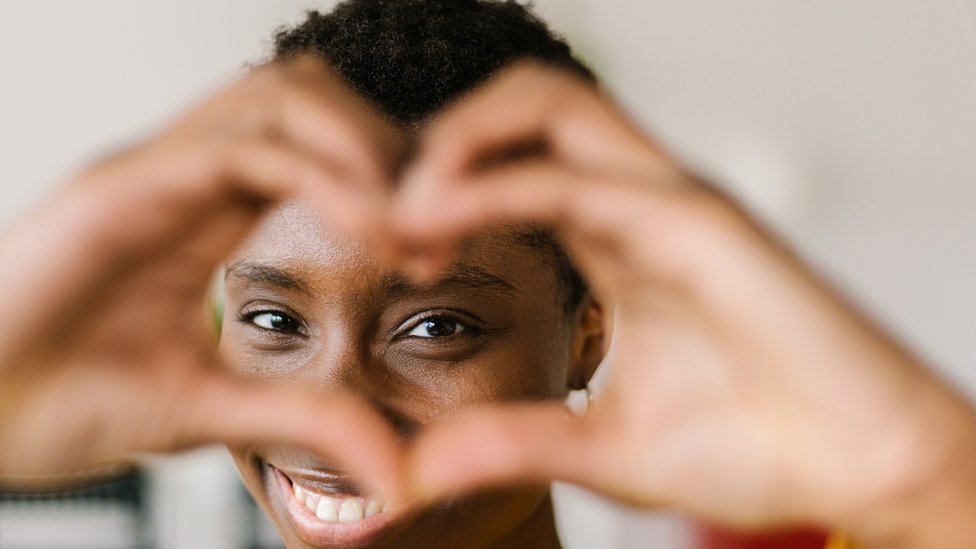 Svetski dan vida i zdravlje: Kako da čuvate oči 1 Žena pokazuje srce rukama.