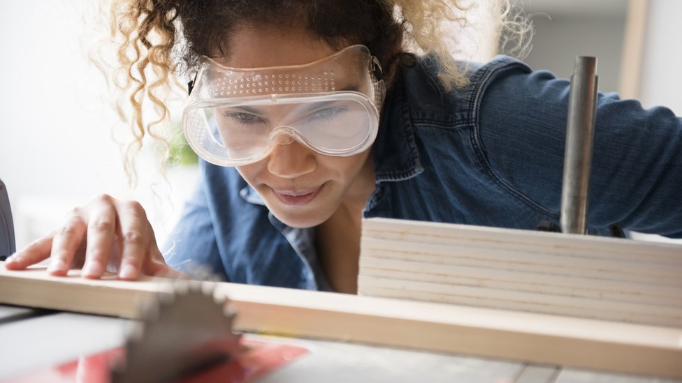 Svetski dan vida i zdravlje: Kako da čuvate oči 5 Devojka sa zaštitnim naočarama