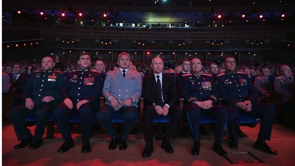 Rusija i Ukrajina: Da li Moskva regrutuje dobrovoljce sa Balkana 2 «Komandir s pozыvnыm Silьver». Komandir 106-й tulьskoй divizii VDV general Vladimir Seliverstov (kraйniй sprava) na koncerte v čestь 23 fevralя (2020 god)