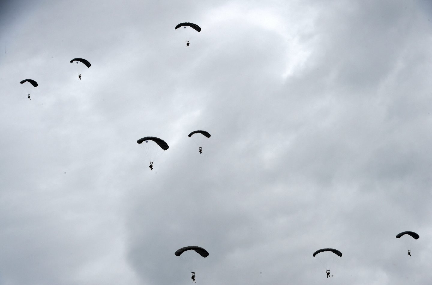 Izrael i Palestinci: Hamasova taktika iz Drugog svetskog rata iznenadila izraelsku odbranu 4 US soldiers parachute from a C 130 Hercule aircraft during the celebrations for the 78th D-Day anniversary, marking the WWII Normandy landings of June 61944 in Sainte-Mere-Eglise on 5 June 5 2022