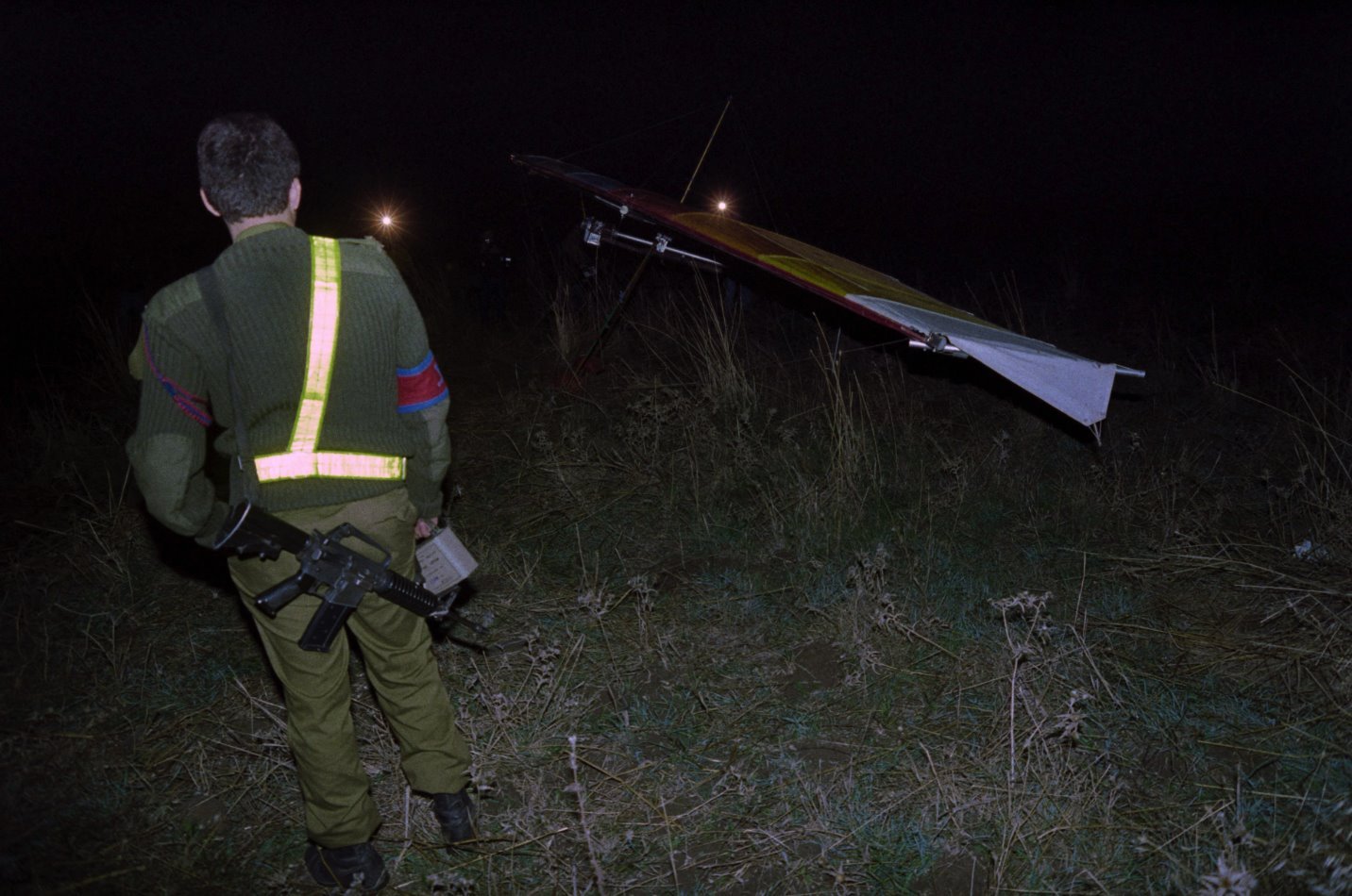 Izrael i Palestinci: Hamasova taktika iz Drugog svetskog rata iznenadila izraelsku odbranu 5 An Israeli soldier looks at the motorized hang glider used in a suicide attack on 26 November 1987, at a military camp near Kiryat Shmona in northern Israel, where six Israeli soldiers were killed and seven wounded