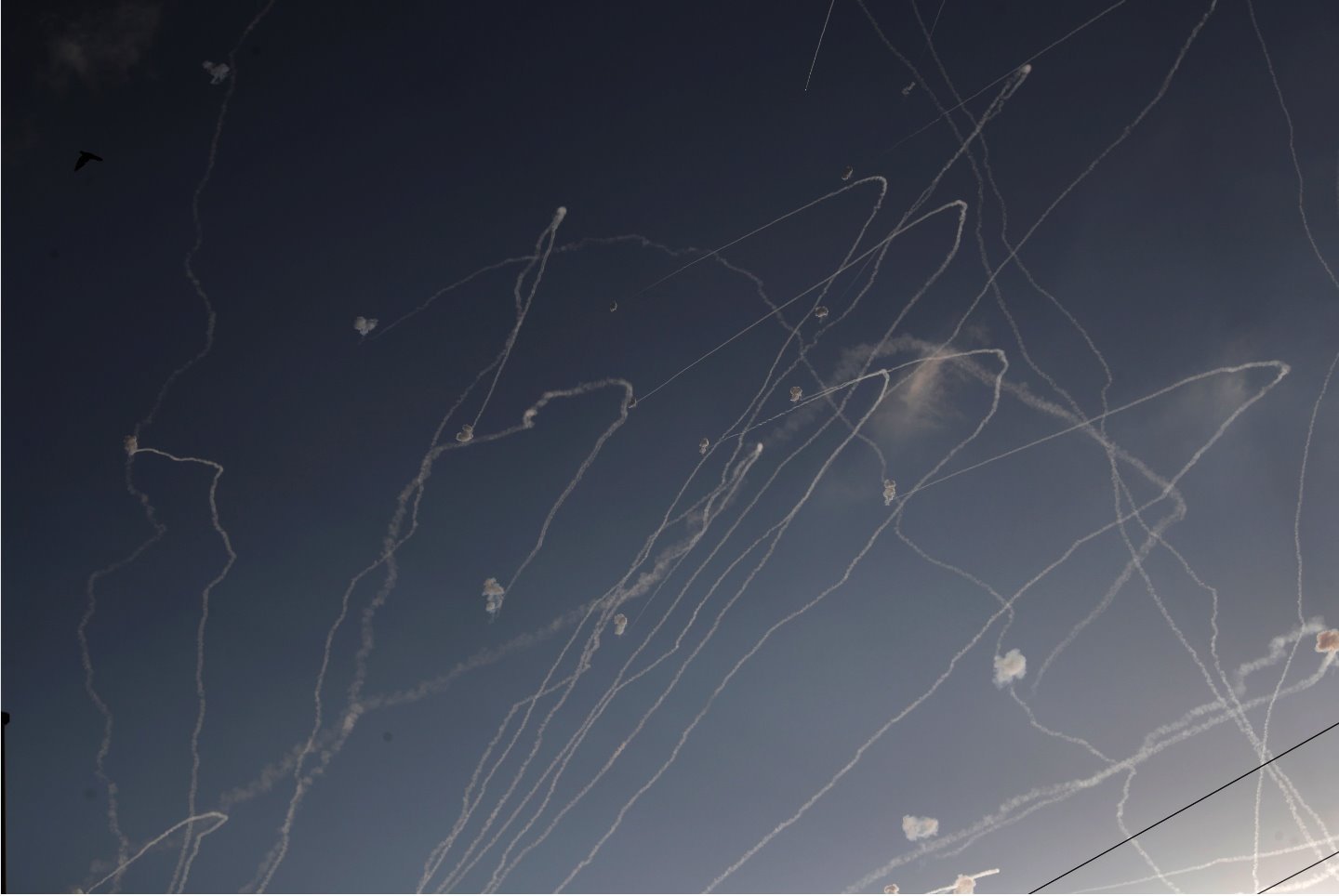 Izrael i Palestinci: Hamasova taktika iz Drugog svetskog rata iznenadila izraelsku odbranu 7 Missiles launched from the Gaza Strip towards the Israeli city of Ashkelon interrupted by the Israeli air defense system of Iron Dome over th city of Ashkelon, 10 October 2023