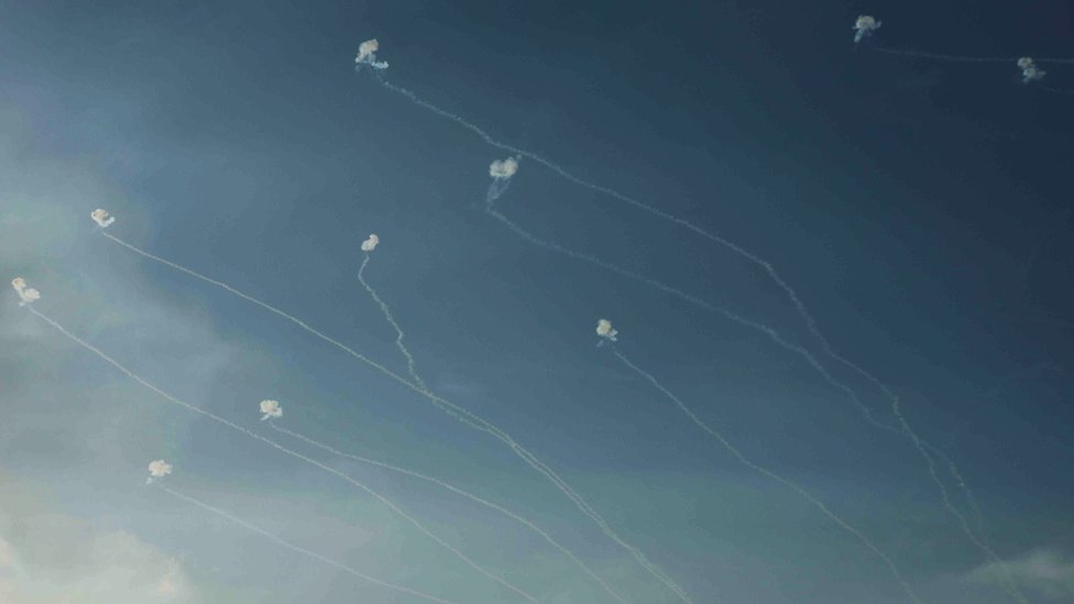 Izrael i Palestinci: Hamasova taktika iz Drugog svetskog rata iznenadila izraelsku odbranu 8 Israel's Iron Dome anti-missile system intercepts rockets launched from the Gaza Strip, as seen from near Sderot in southern Israel on Tuesday 10 October 2023