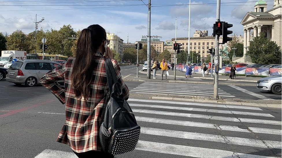 Saobraćaj: Pojačane kontrole pešaka i vozača u Srbiji koji koriste mobilni telefon, kazne do 10.000 dinara 1 pešakinja