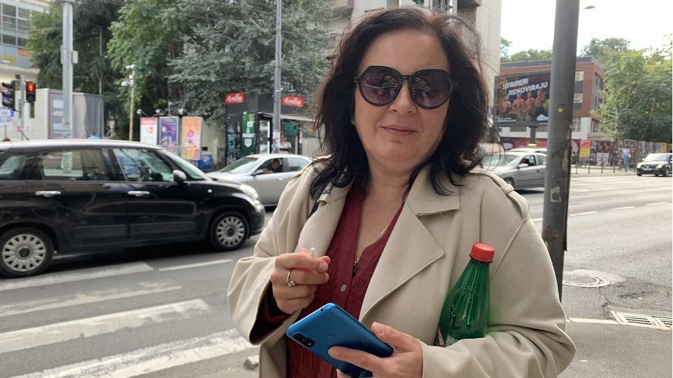 Saobraćaj: Pojačane kontrole pešaka i vozača u Srbiji koji koriste mobilni telefon, kazne do 10.000 dinara 2 Milja Radović živi u Edinburgu, gde takođe vodi računa u saobraćaju