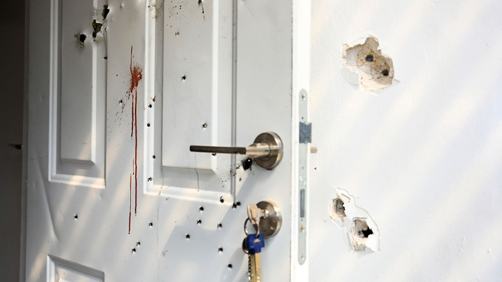 Izrael i Palestinci: BBC u Kfar Azi, izraelskom kibucu gde su Hamasovi ekstremisti ubijali porodice u njihovim domovima 3 Homes attacked in Kfar Aza kibbutz