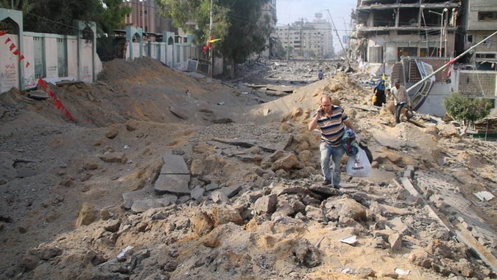 Izrael i Palestinci: Izraelska vojska gađa mrežu tunela Hamasa u Gazi, blizu 2.500 mrtvih do sada 5 Palestinian citizens evacuate their homes damaged by Israeli airstrikes on October 10, 2023 in Gaza City, Gaza
