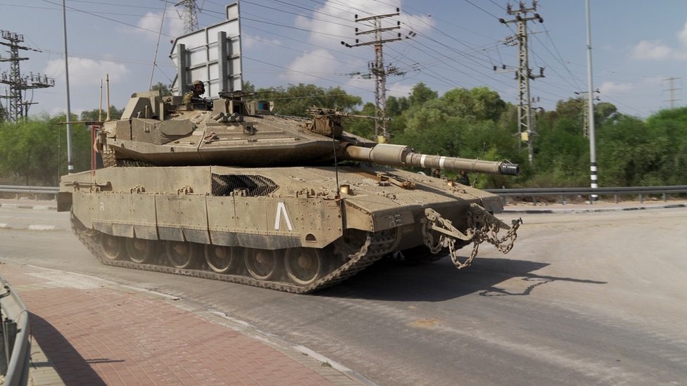 Izrael i Palestinci: Zebnja raste na granici sa Gazom dok izraelska vojska gomila trupe 1 An Israeli tank near the Gaza border