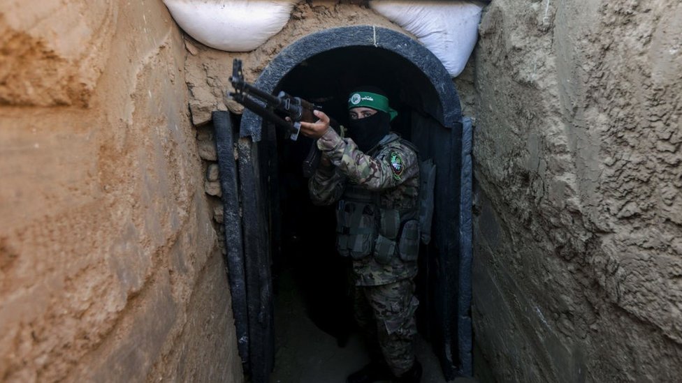 Izrael i Palestinci: Najteža talačka kriza sa kojom su se Izraelci do sada suočili 2 Fighter belonging to Hamas’ military wing stands in front of tunnel in central Gaza strip on 19 July 2023